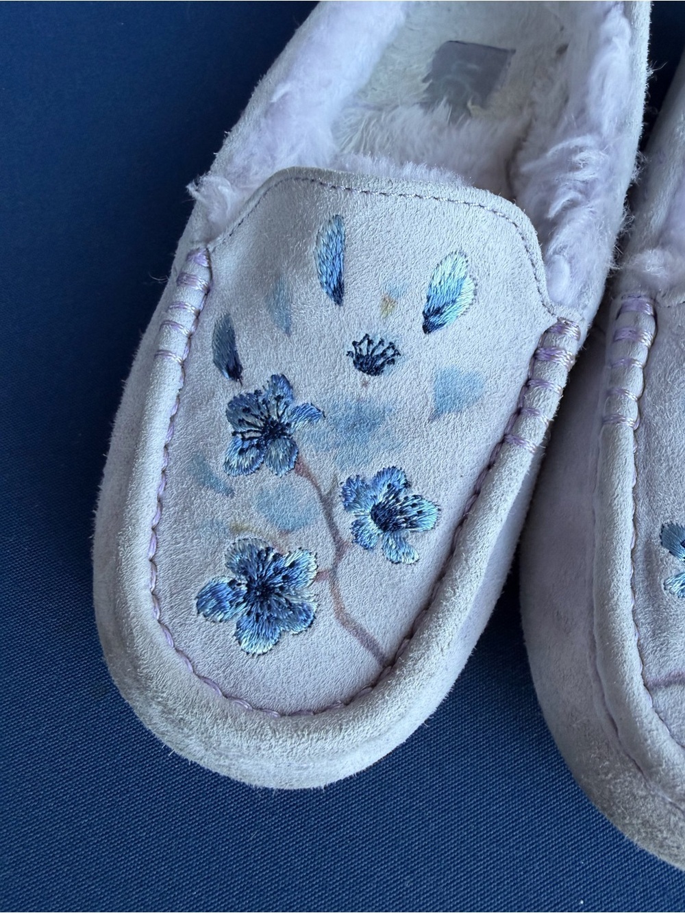 UGG Ansley Blossom Slippers Nightfall Suede Floral Embroidery Womens Size 6 Cozy - Picture 16 of 16